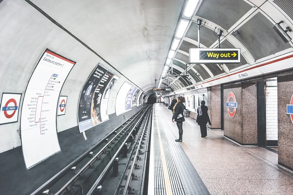 How long is the daily work commute for the average Londoner?