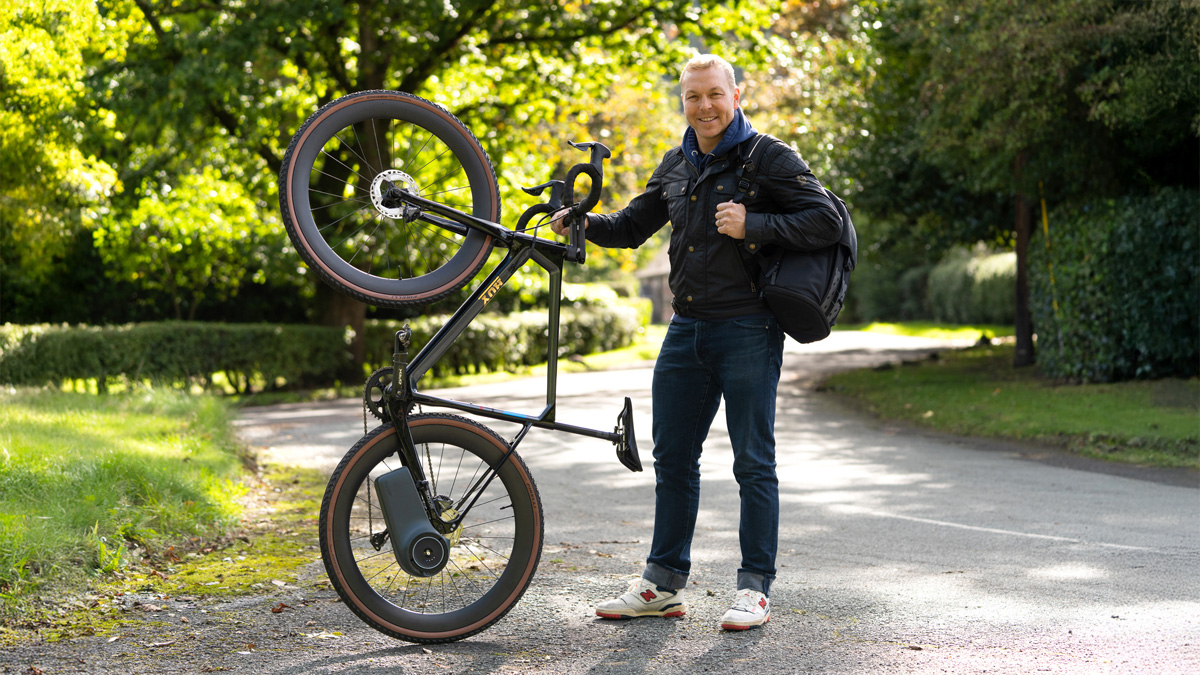 Sir Chris Hoy with a bike fitted with a Skarper device
