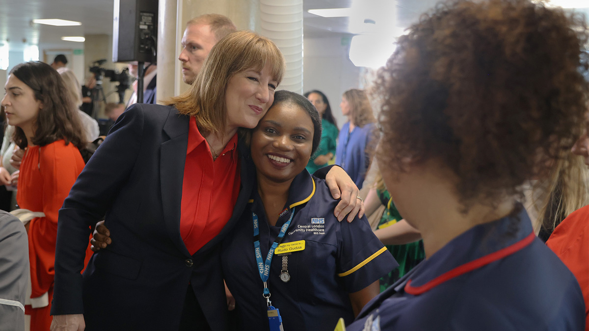 rachel reeves with a nhs nurse